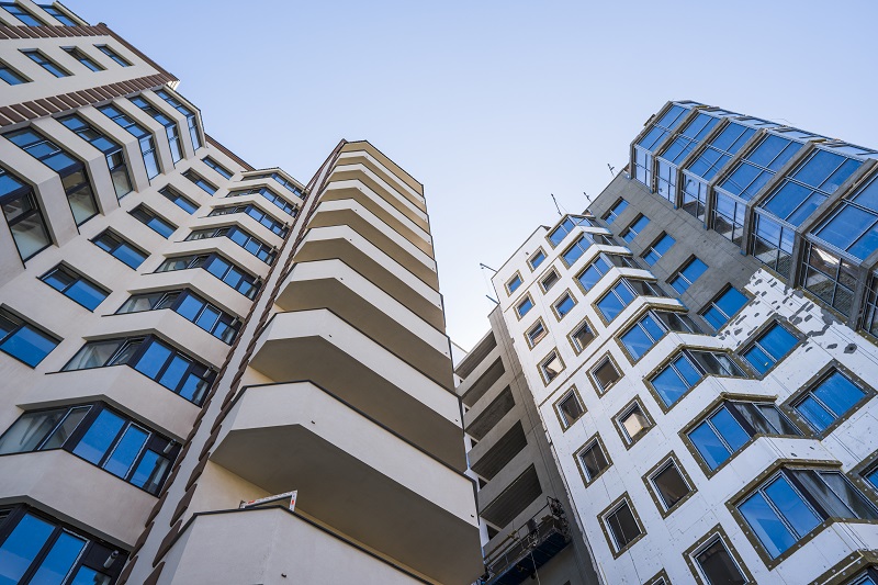 Erősebb állami kontroll: 1500 négyzetméter felett központi jóváhagyáshoz kötik a társasház-építéseket