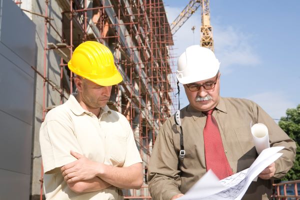 A műszaki ellenőröknek és a felsőfokú végzettségű műszaki vezetőknek be kell lépni a kamarába